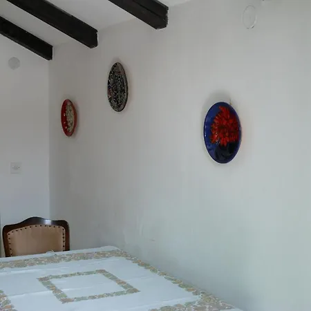 Apartment In With Balcony, W-lan, Washing Machine Zlarin